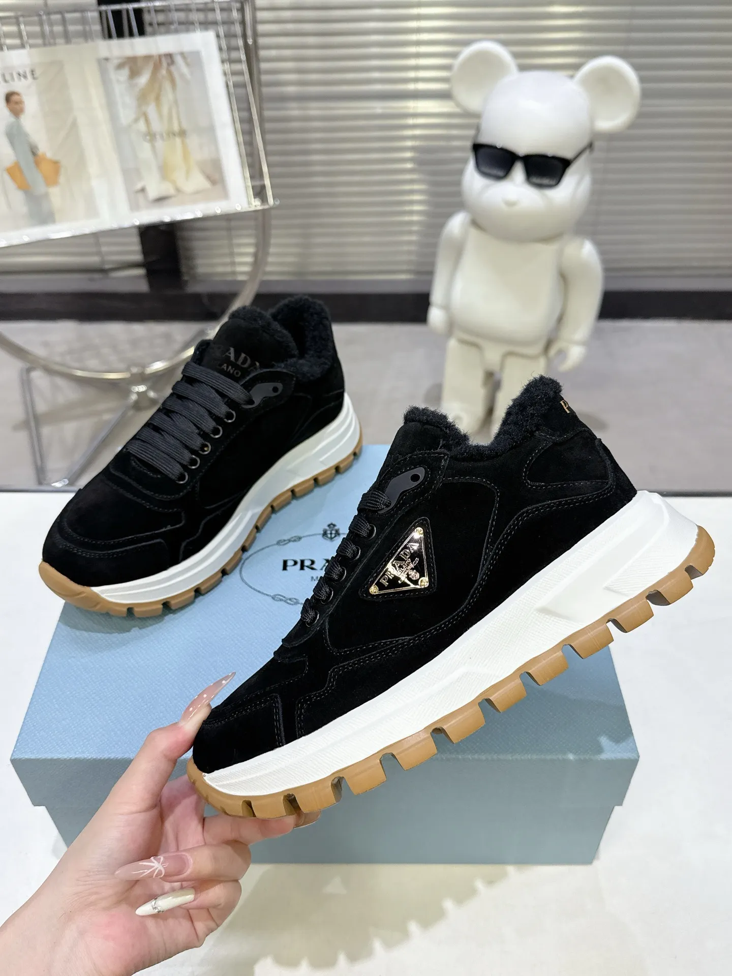 【PRADA】P: 660💰Couple style▪️Size: Women’s 35-40⚛Size: Men’s 39-44(45 customized) 2025 𝐬𝐬Prada’s new product, coming with strength! ❣️Many Internet celebrities have the same style, fashionable and versatile nice items, original shoes are developed and purchased from Italian counters, and are reproduced 1:1 according to the original taste. This year’s theme is not to be defined, embodying texture through simplicity💛From thick-soled sneakers to zigzag short boots to 2025 flat shoes, everything reveals a sure-fire momentum... It combines gentleness and handsomeness, the finishing touch for women❤️ Wear-resistant and ultra-light two-color outsole.